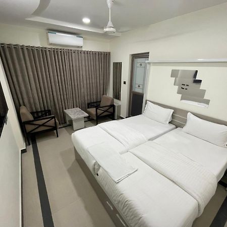 Sr Hotel Anakāpalle Exteriör bild