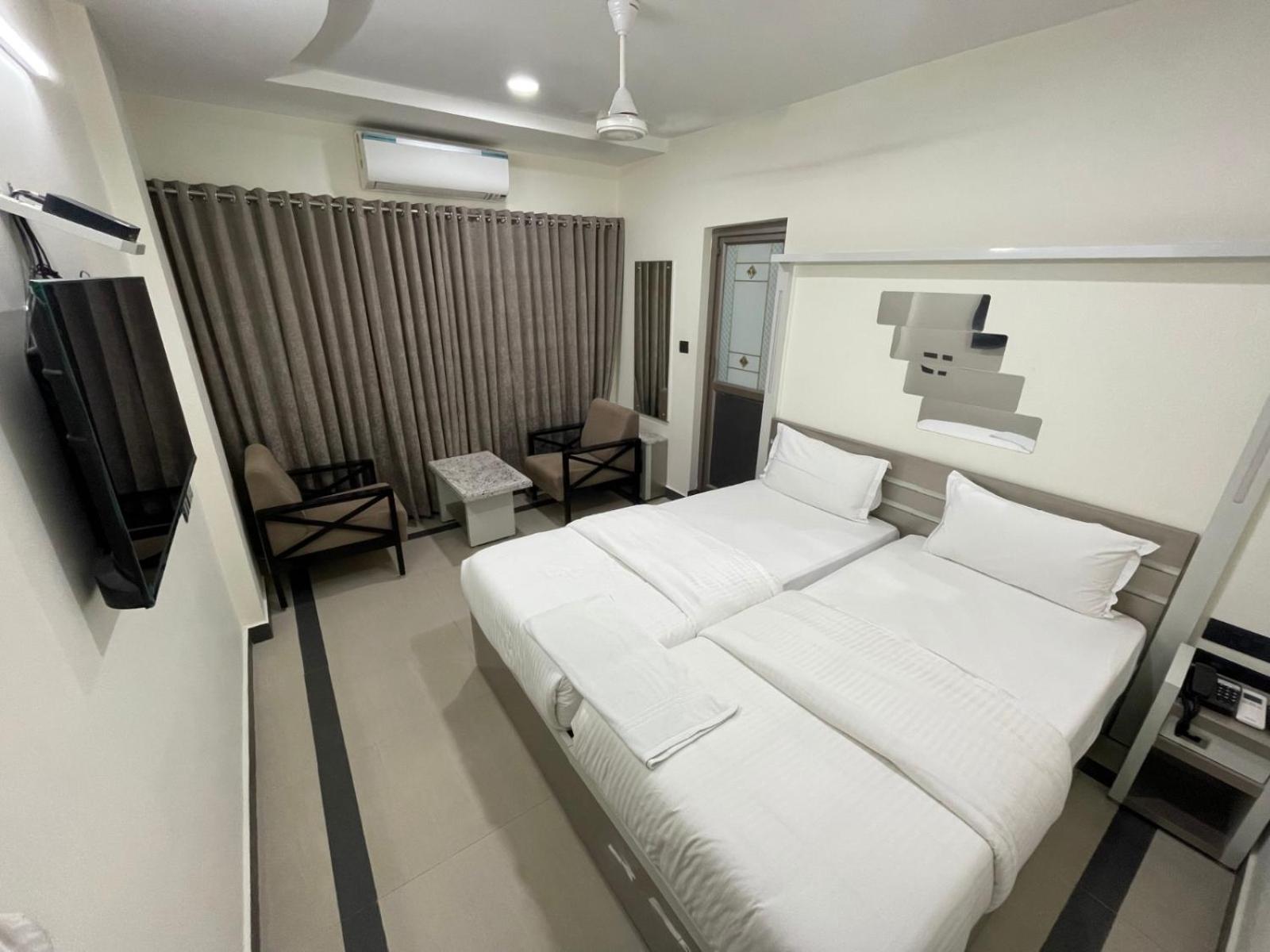 Sr Hotel Anakāpalle Exteriör bild